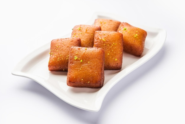 Chitrakoot chitrakut ist ein bengalischer indischer Süßstoff, der aus Paneermehl, Semolina und Khoya-Zucker hergestellt wird.