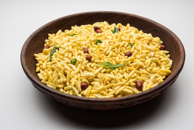 Chivda de arroz inflado es un bhel sabroso y picante elaborado con murmura, comida india