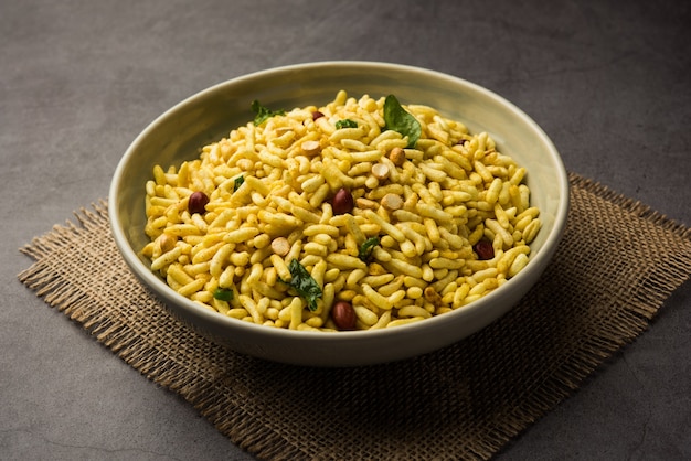 Chivda de arroz inflado es un bhel sabroso y picante elaborado con murmura, comida india