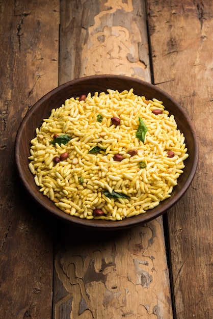 Chivda de arroz inflado es un bhel sabroso y picante elaborado con murmura o murpure, comida india