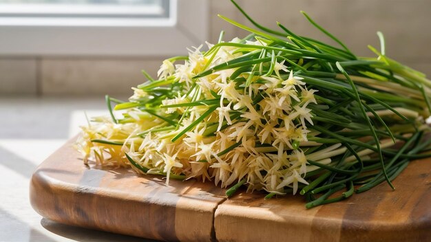 Foto chives verdes y blancos en una tabla de cortar de madera