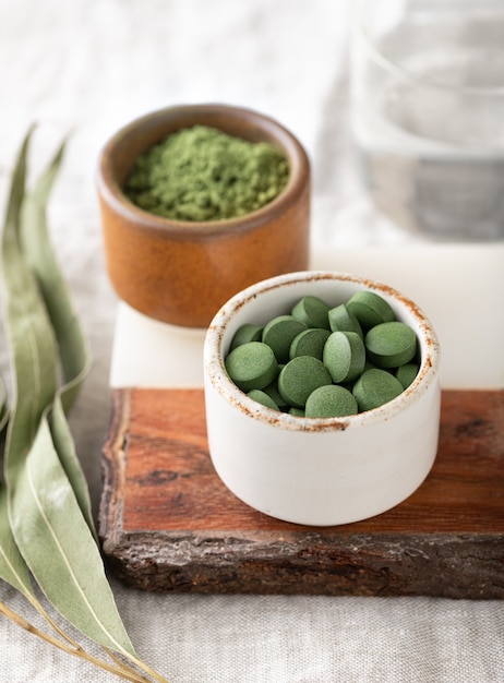 Chlorella-Tabletten und Spirulina-Pulver, Konzept von Superfood und Entgiftung