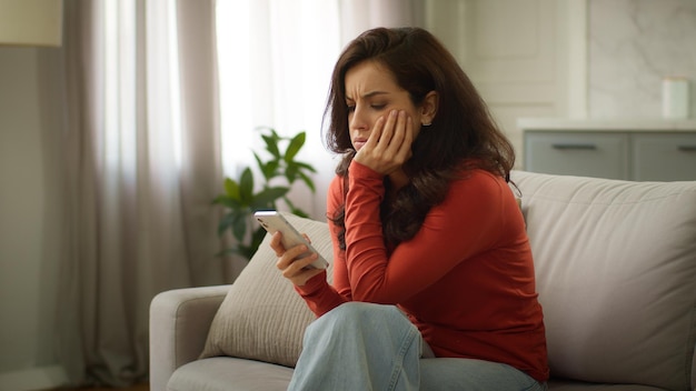 Chocada, chateada, triste, caucasiana, mulher com problemas, mulher, menina, cliente com telemóvel, telemóvil a ler.