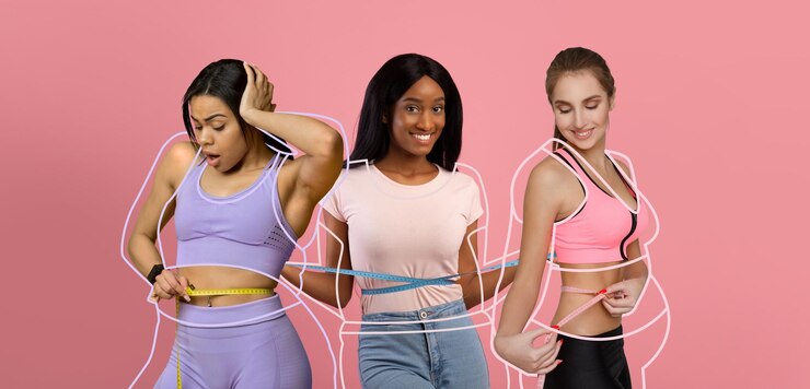 Foto chocadas e felizes diferentes mulheres do milênio com excesso de peso desenhadas ao redor da cintura com fita métrica
