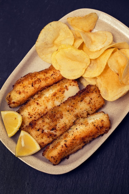 Foto choco de tiras fritas com batata no prato branco