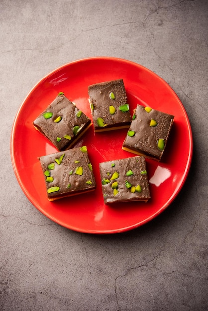 Choco Vanilla Pateesa ou chocolate mawa barfi ou ou duas camadas de burfi doce indiano ou sobremesa