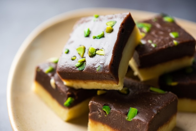 Choco Vanilla Pateesa ou chocolate mawa barfi ou ou duas camadas de burfi doce indiano ou sobremesa