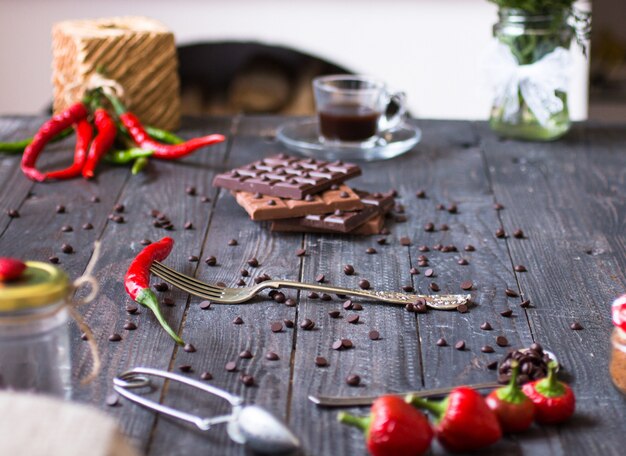 Chocolate amargo e chocolate ao leite, com pimenta vermelha quente