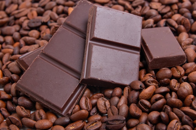 Chocolate ao leite escuro e grãos de café