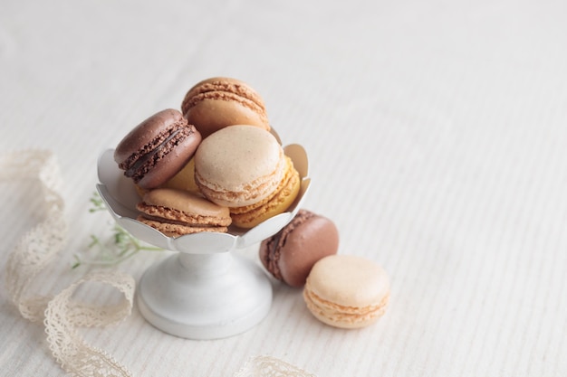 Chocolate baunilha café pastel eco feito à mão biscoitos naturais em um vaso na mesa branca Presente para 8 de março Dia Internacional da Mulher Dia dos Namorados