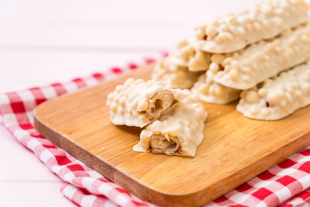 Chocolate blanco con caramelo y cereal crujiente en barra.