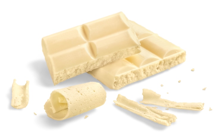 Foto chocolate blanco dulce aislado sobre fondo blanco.