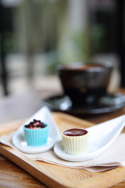 chocolate blanco con salsa de fresa