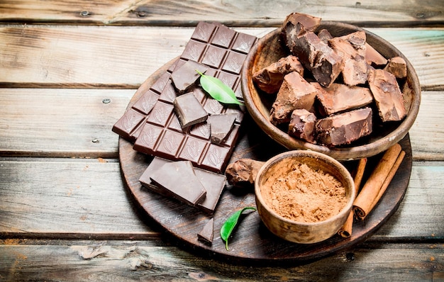 Chocolate en un bol con cacao en polvo en el tablero