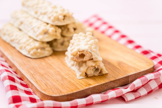 chocolate branco com barra crocante de caramelo e cereais