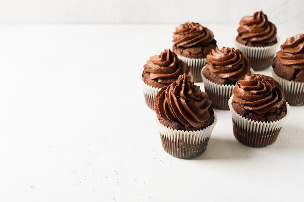 Chocolate cacao cupcakes vacaciones y feliz cumpleaños día concepto