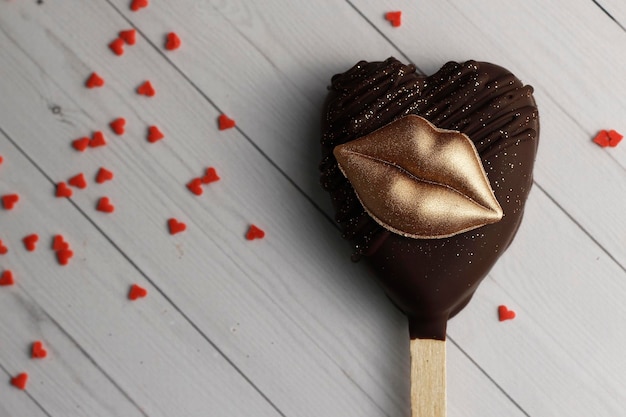 Foto chocolate cakesicles helado postre labios dorados decoración brillo dorado día de san valentín amor