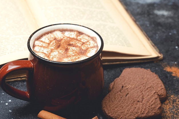 Chocolate caliente con canela en taza