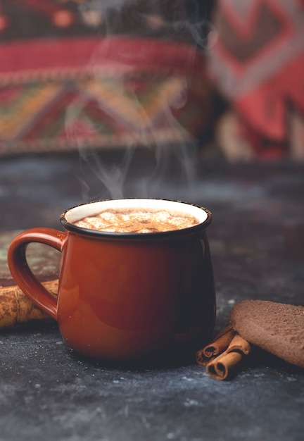 Foto chocolate caliente con canela en taza