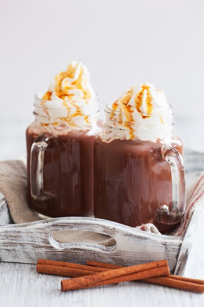 Chocolate caliente con caramelo de crema batida en tarro de albañil