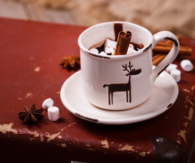 Chocolate caliente con caramelos de malvavisco. Bebida de vacaciones con palitos de canela. Cálida Navidad Invierno Bodegón en la Copa.