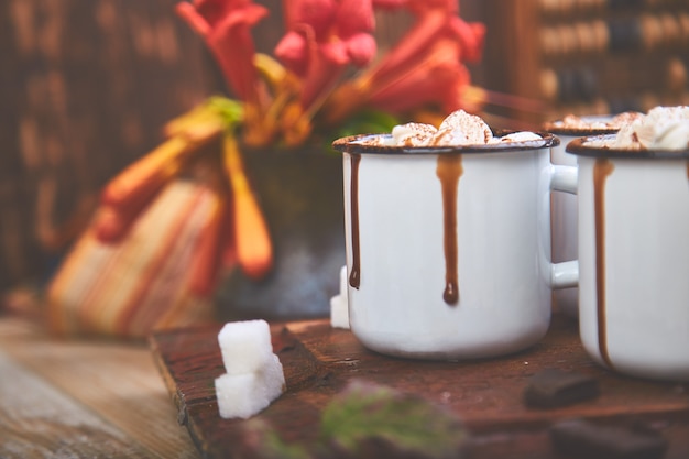 Chocolate caliente con caramelos de malvavisco en madera.