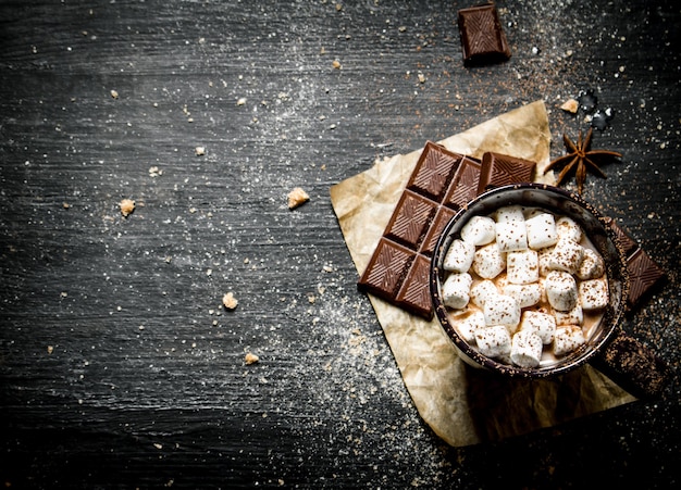 Chocolate caliente con chocolate amargo y canela