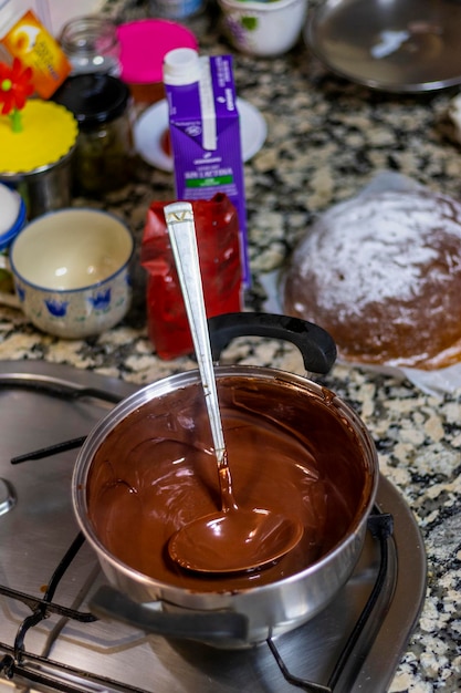 Chocolate caliente Cocina casera de la abuela Vista de la cocina de la casa