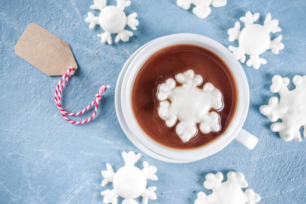 Chocolate caliente con copos de nieve de malvaviscos