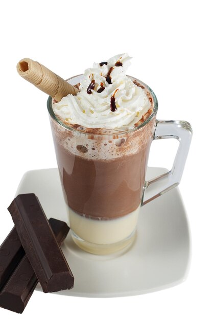 Foto chocolate caliente con crema batida y almíbar adornado con oblea