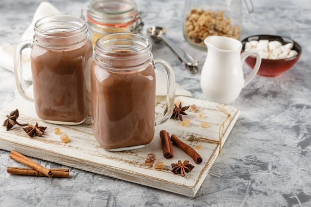 Chocolate caliente con crema batida