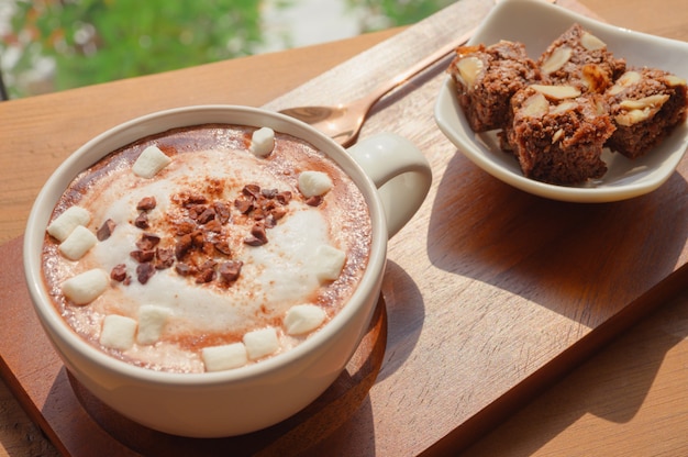 Chocolate caliente con dulces de malvavisco y brownies de chocolate caseros