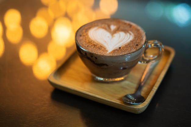 Chocolate caliente con forma de corazón en la taza