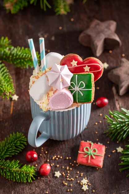 Foto chocolate caliente con galleta de jengibre y nata montada