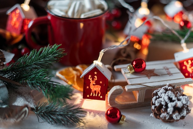 Chocolate caliente de invierno con malvaviscos en taza de Navidad