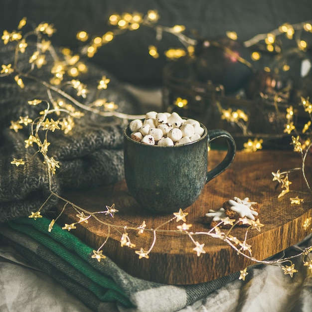 Chocolate caliente de invierno navideño con cultivo cuadrado de malvaviscos