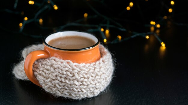 Chocolate caliente de invierno en una taza de naranja.