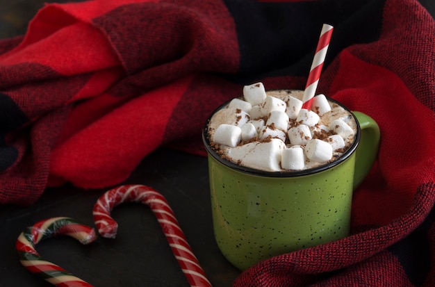 Chocolate caliente con malvavisco en una taza verde