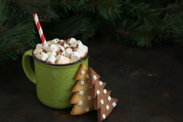 Chocolate caliente con malvavisco en una taza verde