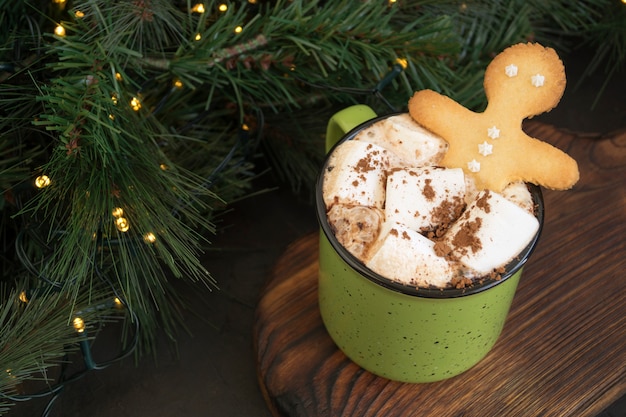 Chocolate caliente con malvavisco en una taza verde