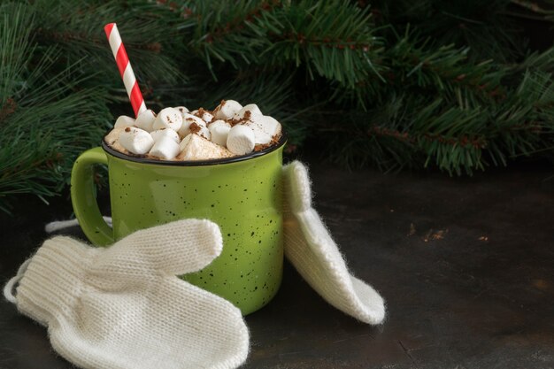 Chocolate caliente con malvavisco en una taza verde