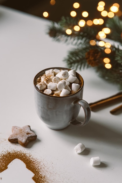 Chocolate caliente con malvaviscos y galletas navideñas
