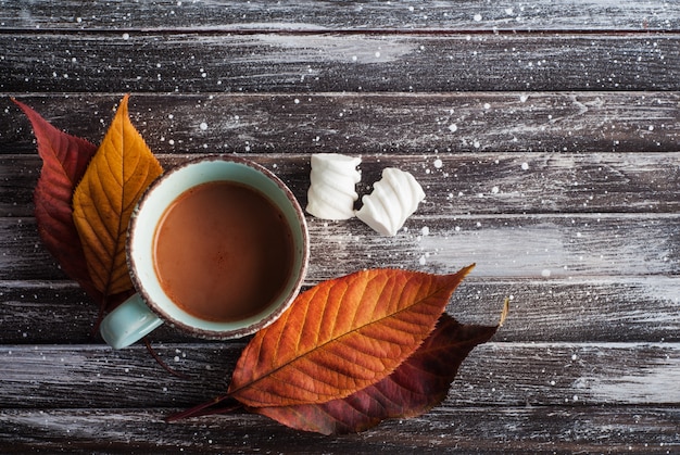 Chocolate caliente con malvaviscos, hojas de otoño