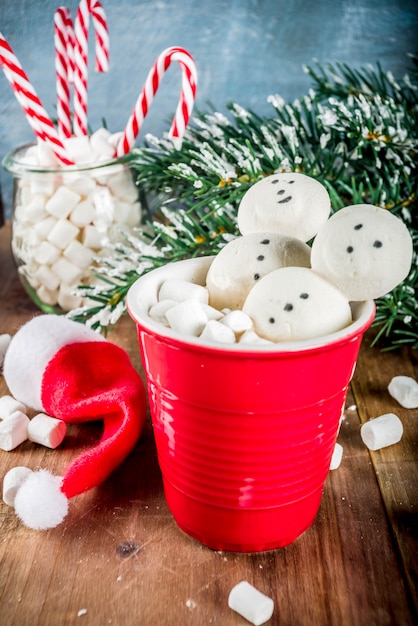 Chocolate caliente con malvaviscos de muñecos de nieve