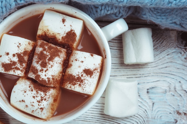 Chocolate caliente con malvaviscos sobre la mesa