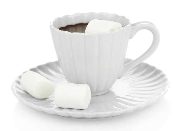 Chocolate caliente con malvaviscos en taza, aislado en blanco