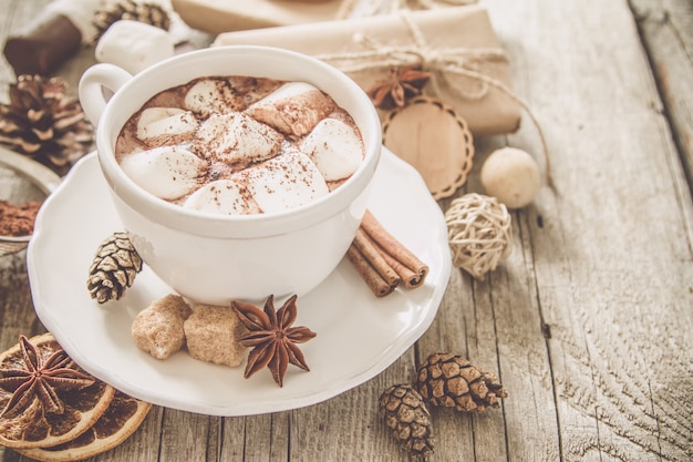 Chocolate caliente con malvaviscos en taza blanca.