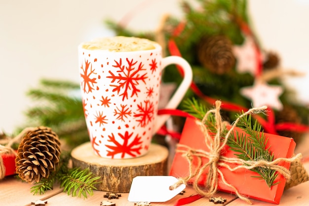 Chocolate caliente por la mañana para Navidad en una taza blanca con copos de nieve.