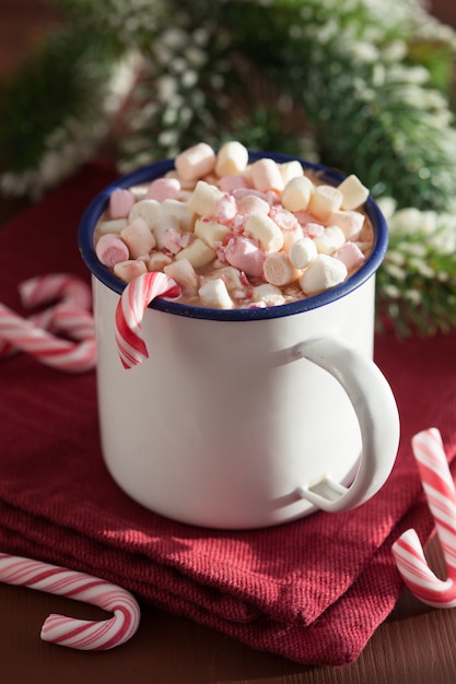 Chocolate caliente con mini bastón de caramelo de malvavisco