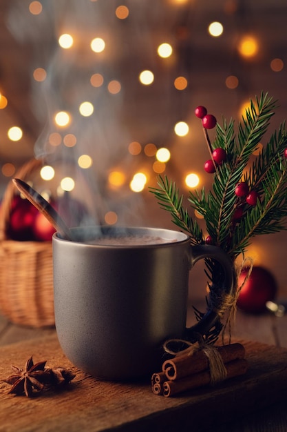 Chocolate caliente para Navidad. Taza de chocolate caliente en casa para Navidad